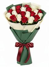 Букет Микс из красных и белых роз в Кошелево
