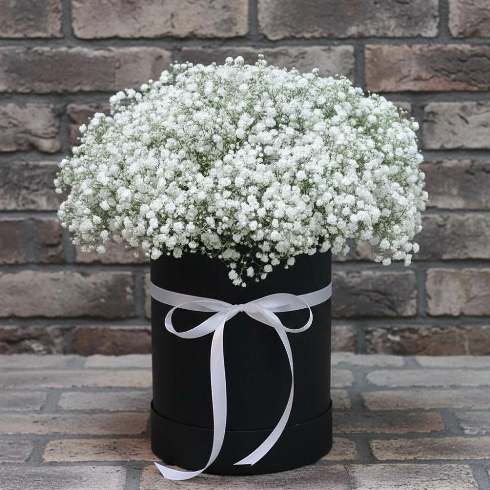 Цветочная композиция из Гипсофила в шляпной коробке в Кошелево