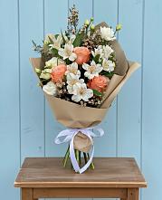 Букет цветов из:  Альстромерии, Лизиантусы, Розы и Хризантемы в Кошелево