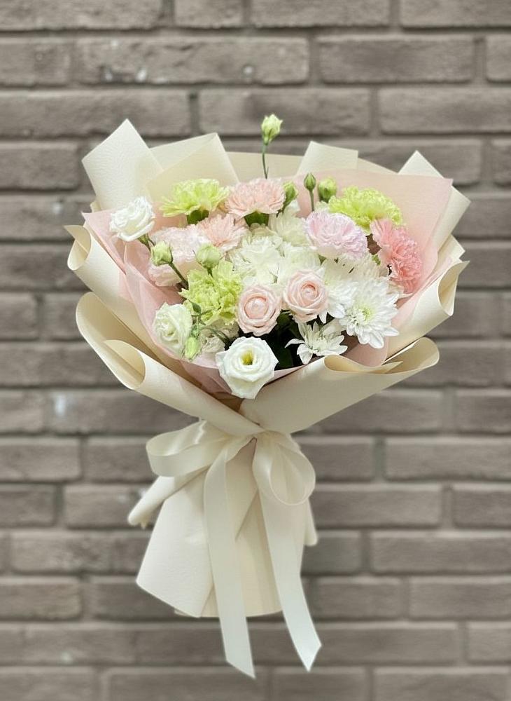 Букет цветов из: Гвоздики, Розы, Лизиантусы и Хризантемы в Кошелево