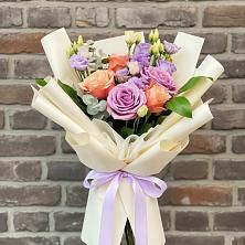 Букет цветов из:  Лизиантусы и Розы в Кошелево