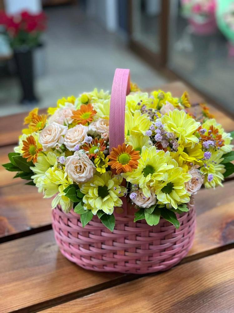Цветочная композиция из Хризантемы и Розы в корзине в Кошелево